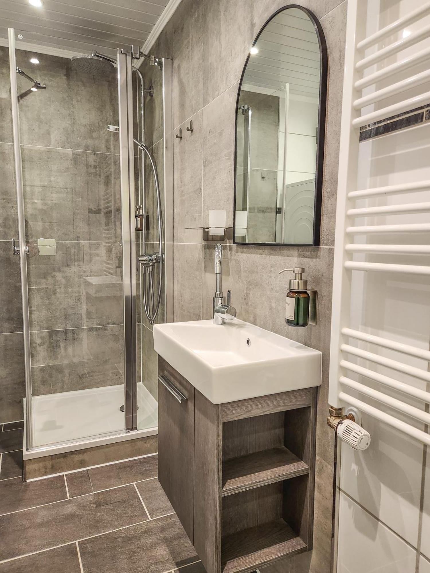 Geli Homes L1 - 2X Zimmer, 2X Kingsize Bett, 1 Bis 4 Personen, Parkplatz, Tv, Wifi, Top Kueche, Kaffee, Tee Lünen المظهر الخارجي الصورة